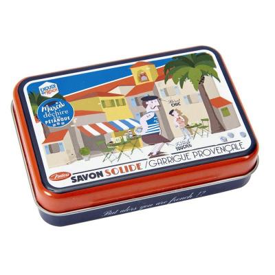 La boîte et son savon Marcel déchire à la pétanque